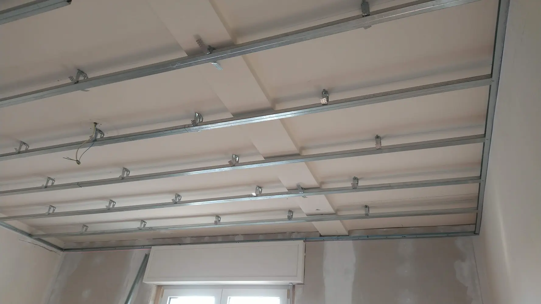 Posa del controsoffitto con isolamento termo-acustico