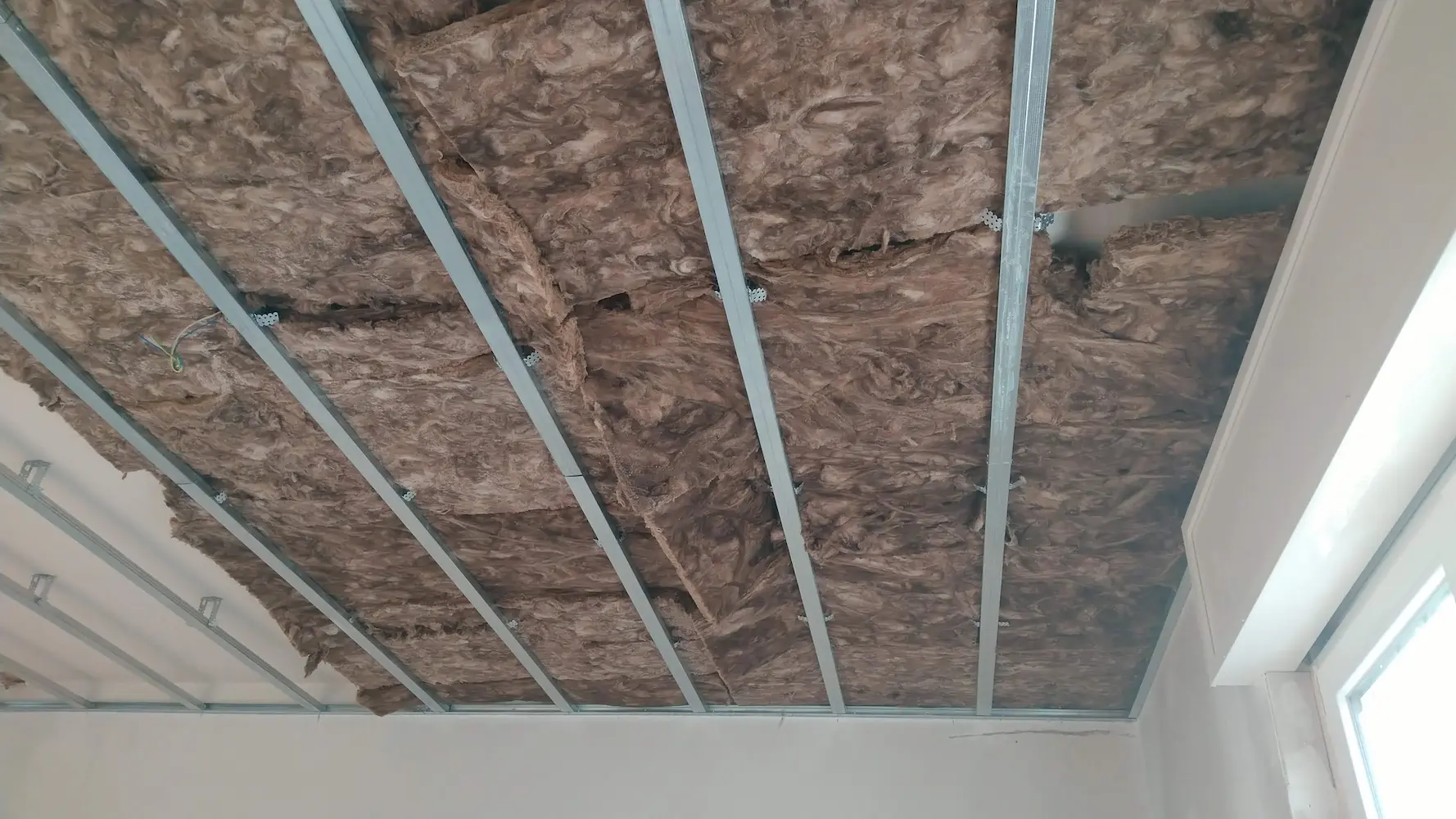 Posa del controsoffitto con isolamento termo-acustico