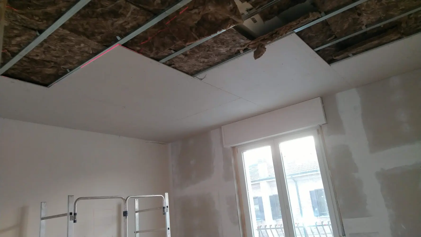 Posa del controsoffitto con isolamento termo-acustico