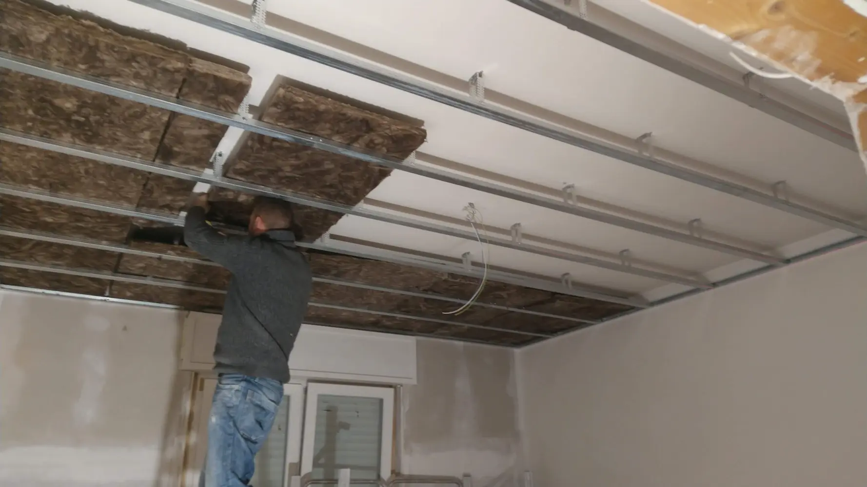 Posa del controsoffitto con isolamento termo-acustico