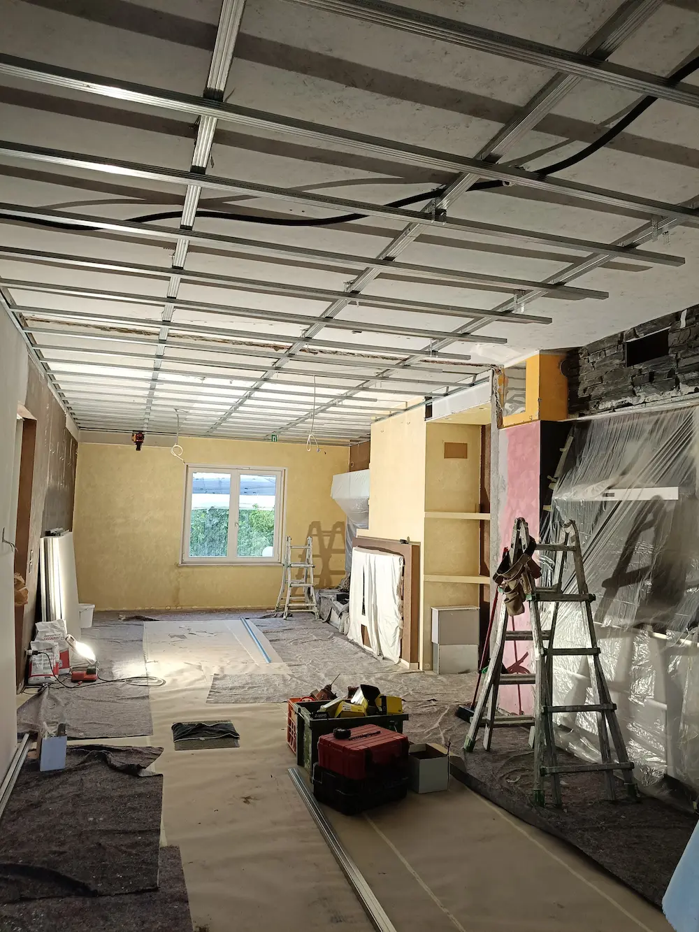 Lavori di posa del controsoffitto e tinteggiatura di finitura