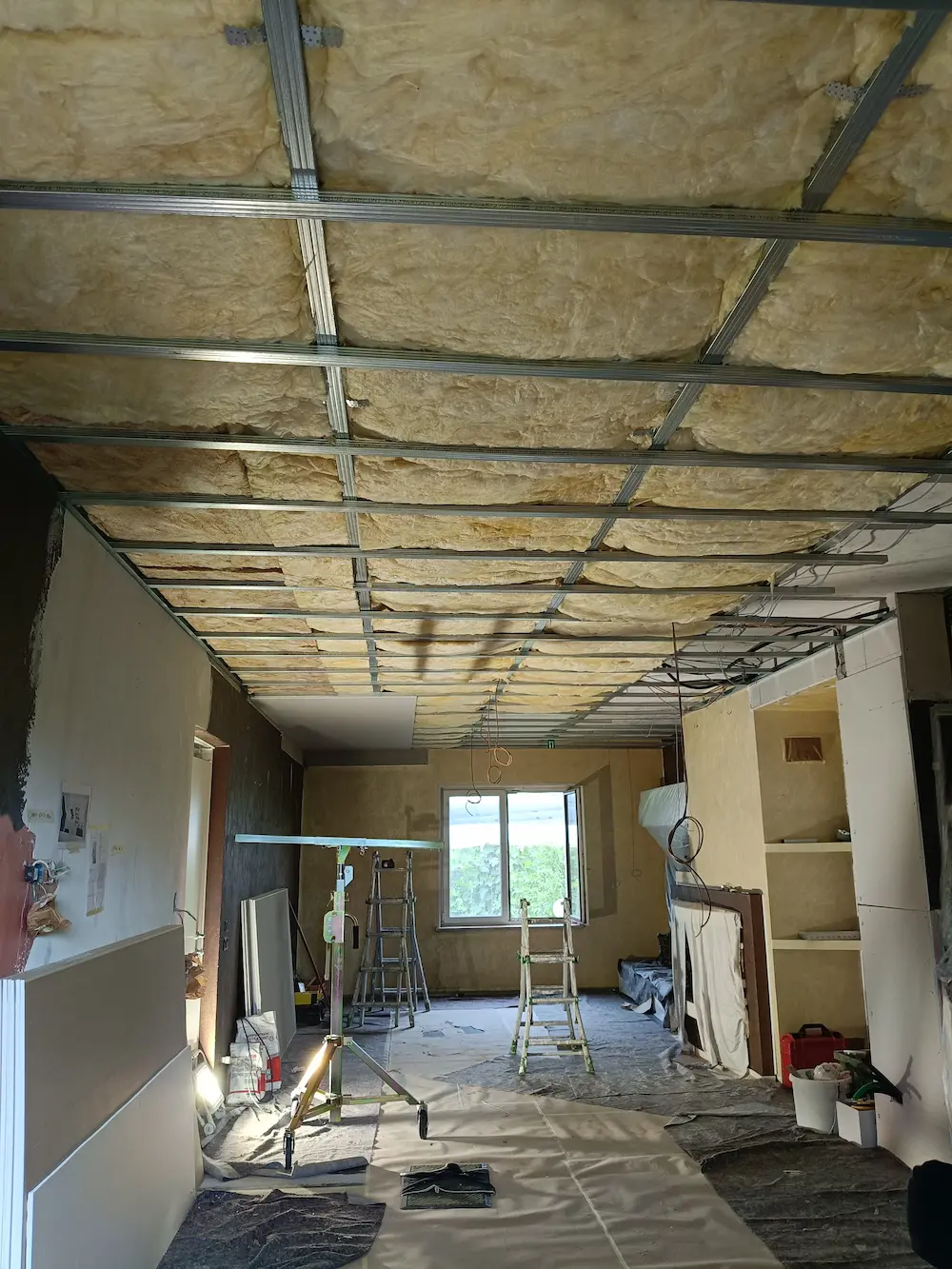 Lavori di posa del controsoffitto e tinteggiatura di finitura