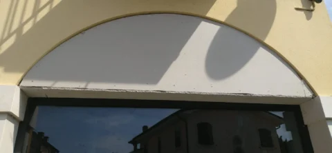Decorazione esterna su arco