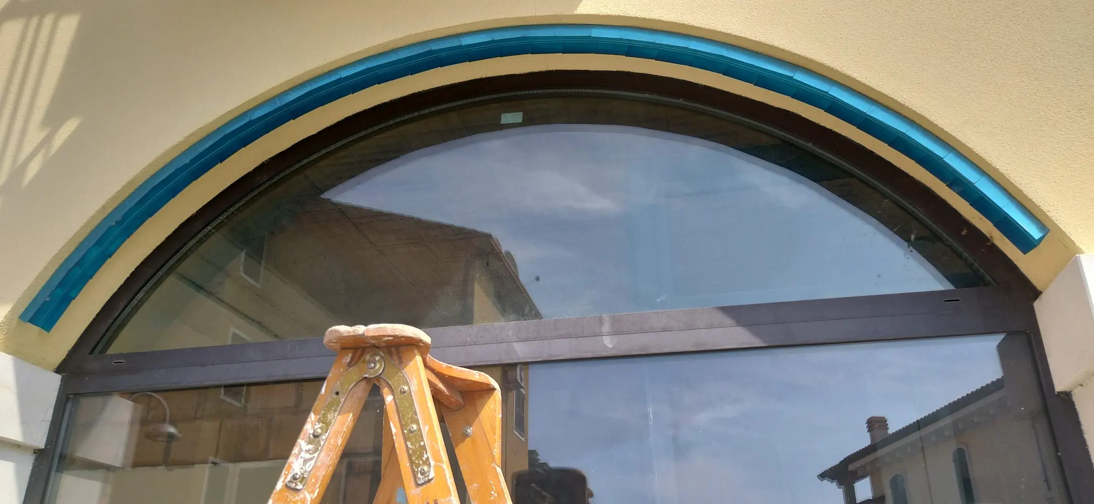 Decorazione esterna su arco