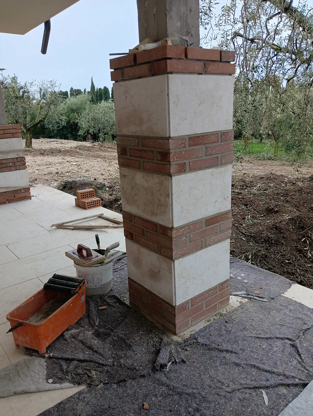 Opere di muratura e posa pavimentazione all'esterno casa e giardino