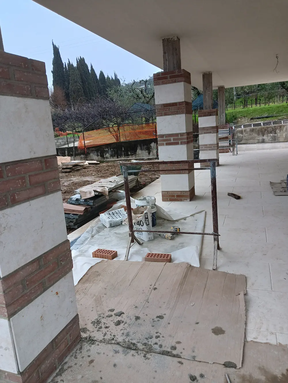 Opere di muratura e posa pavimentazione all'esterno casa e giardino