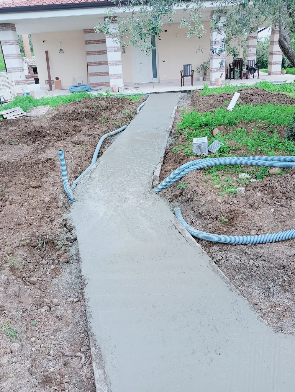 Opere di muratura e posa pavimentazione all'esterno casa e giardino