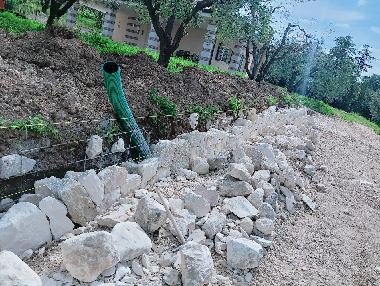Opere di muratura e posa pavimentazione all'esterno casa e giardino