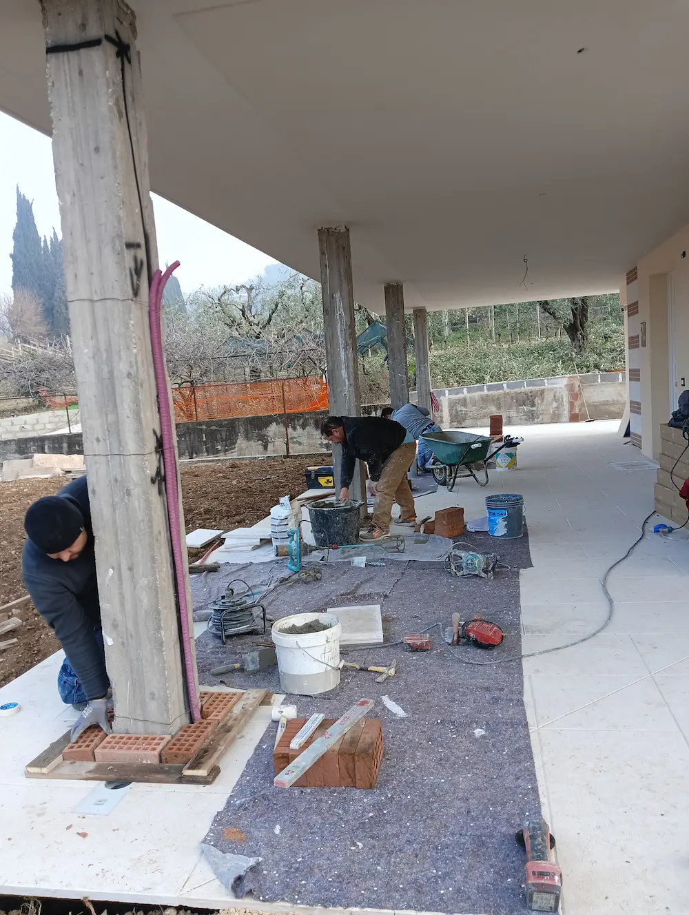 Opere di muratura e posa pavimentazione all'esterno casa e giardino