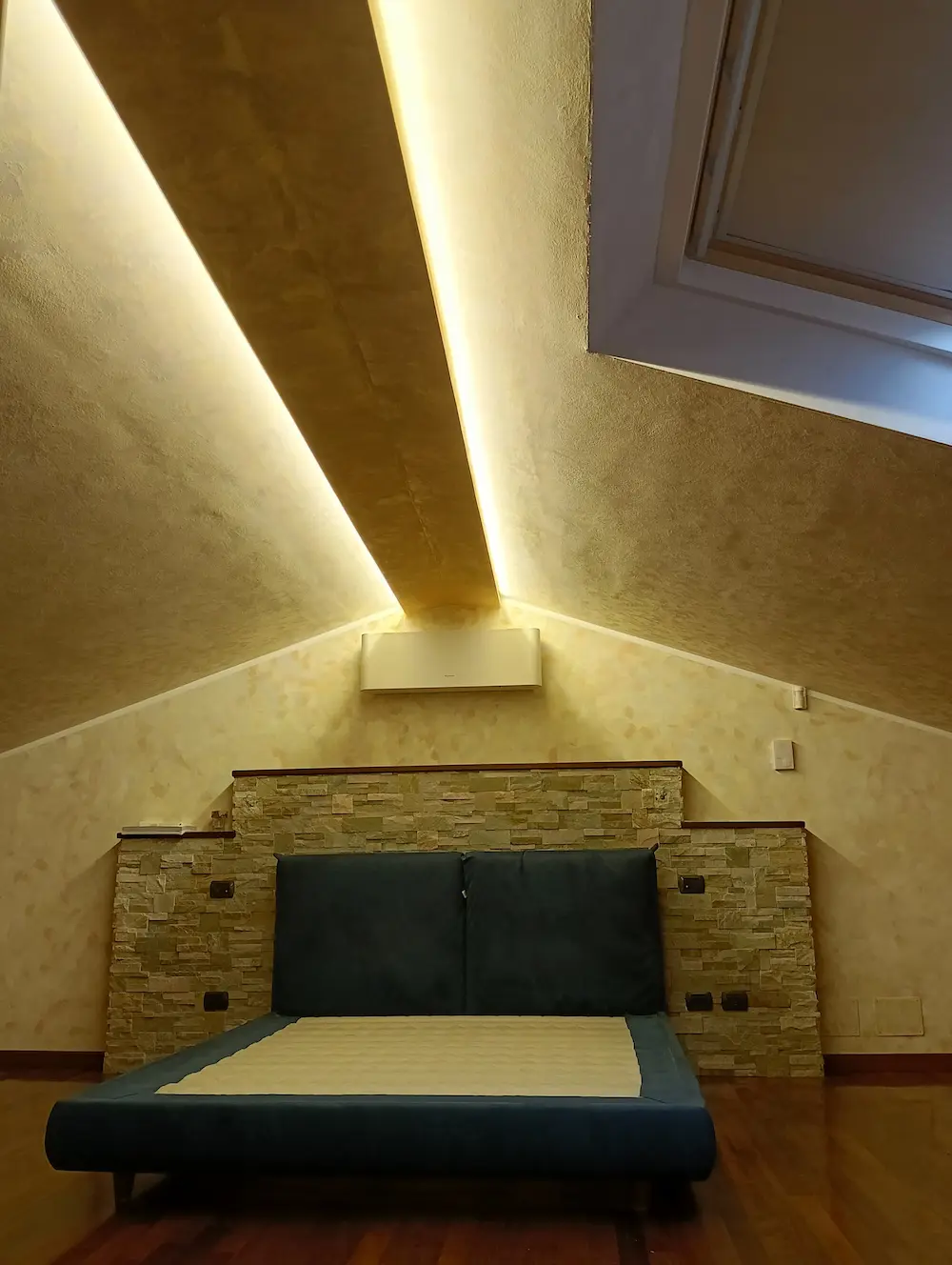 Opera in cartongesso con controilluminazione in una camera da letto in un'abitazione privata a Verona