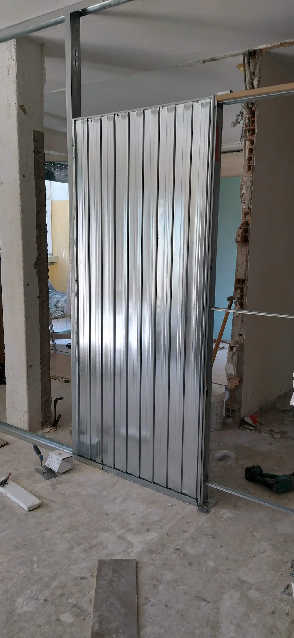 Lavori in appartamento per la costruzione di una Parete divisoria, il controsoffitto e la tinteggiatura finale