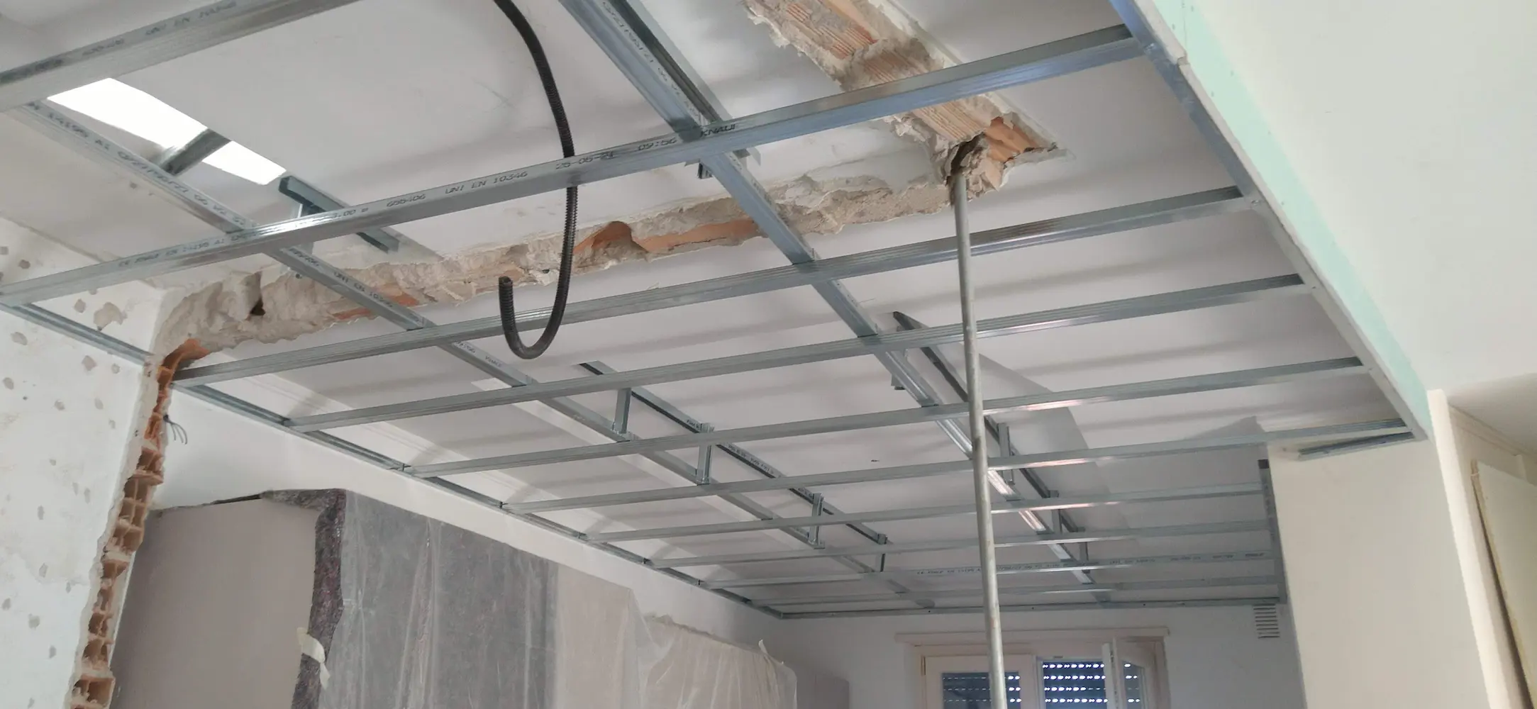 Lavori in appartamento per la costruzione di una Parete divisoria, il controsoffitto e la tinteggiatura finale