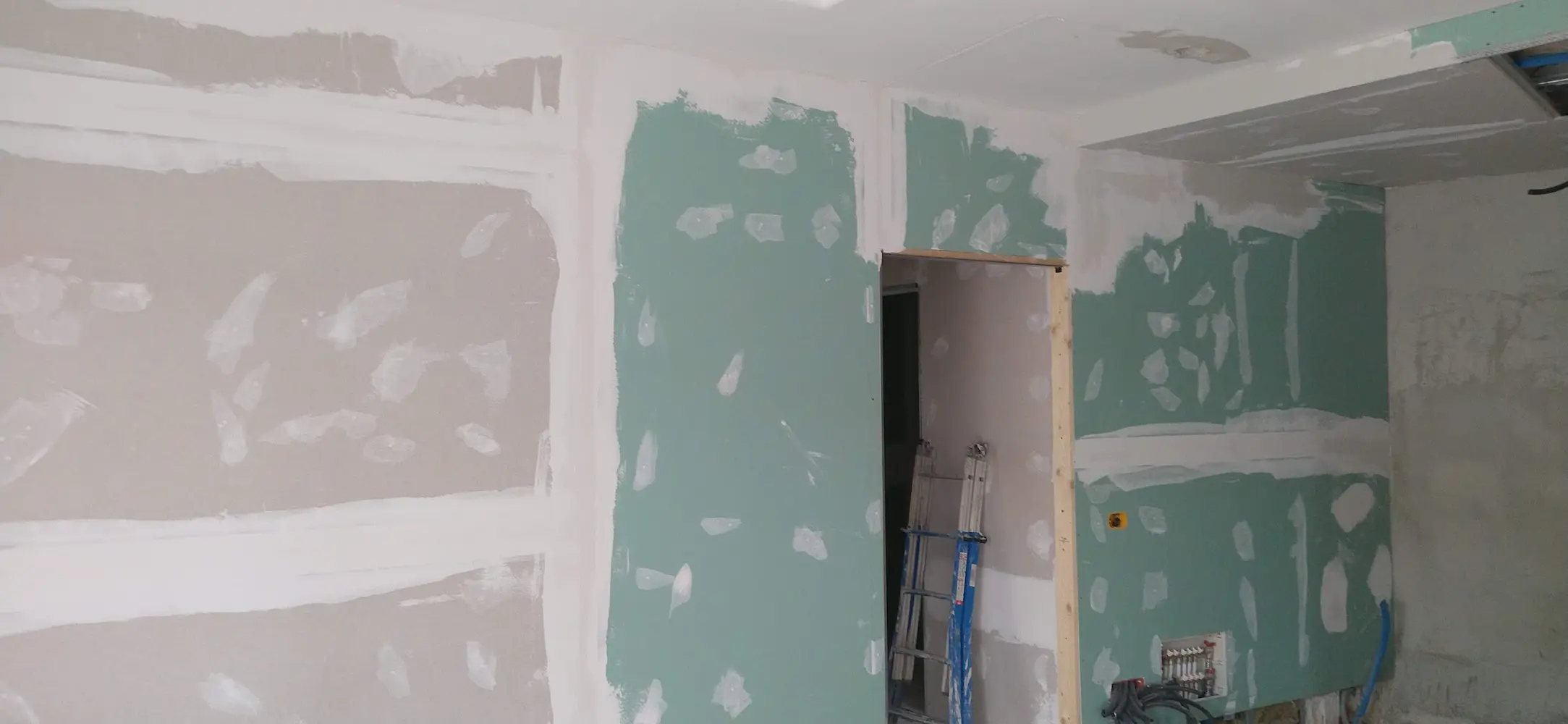 Lavori in appartamento per la costruzione di una Parete divisoria, il controsoffitto e la tinteggiatura finale
