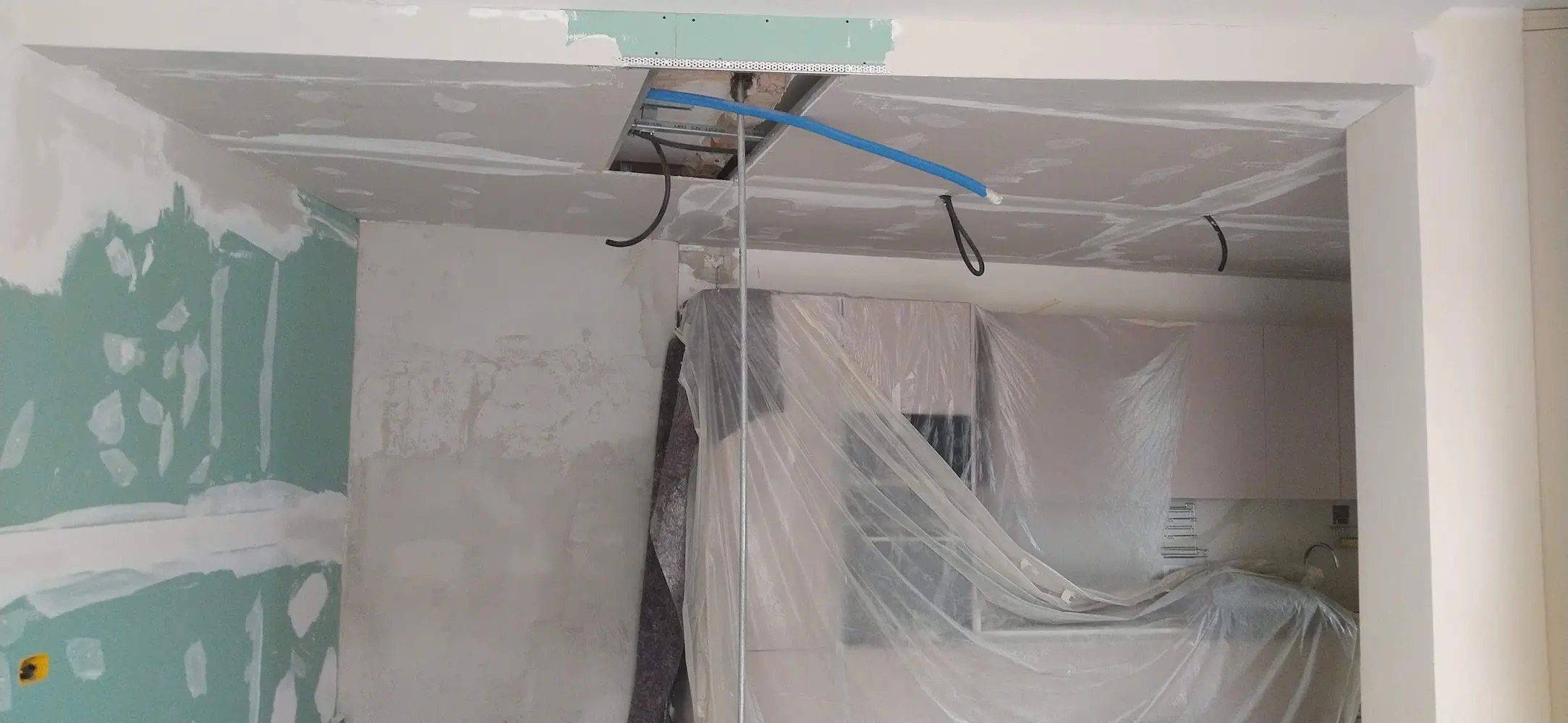 Lavori in appartamento per la costruzione di una Parete divisoria, il controsoffitto e la tinteggiatura finale