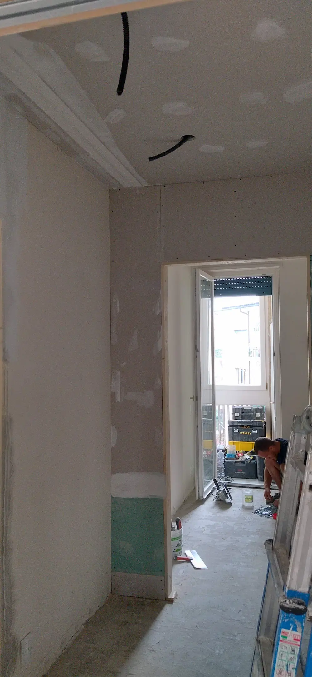 Lavori in appartamento per la costruzione di una Parete divisoria, il controsoffitto e la tinteggiatura finale