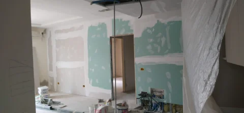 Lavori in appartamento per la costruzione di una Parete divisoria, il controsoffitto e la tinteggiatura finale