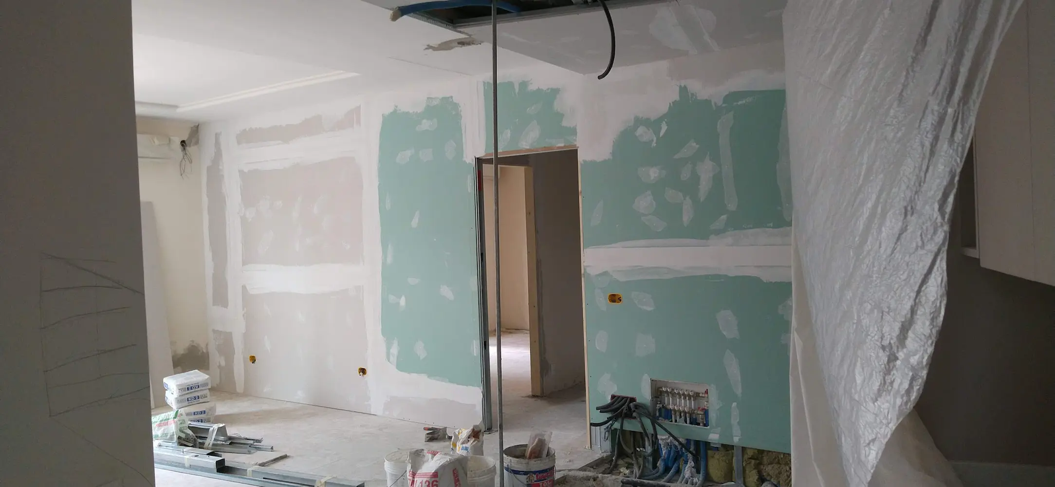 Lavori in appartamento per la costruzione di una Parete divisoria, il controsoffitto e la tinteggiatura finale