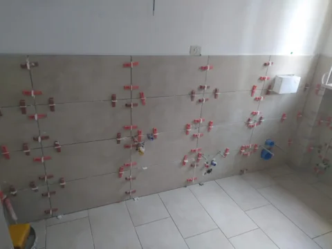 Posa marmi a parete bagno