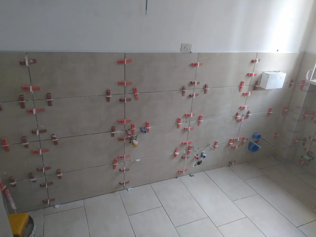 Posa marmi a parete bagno