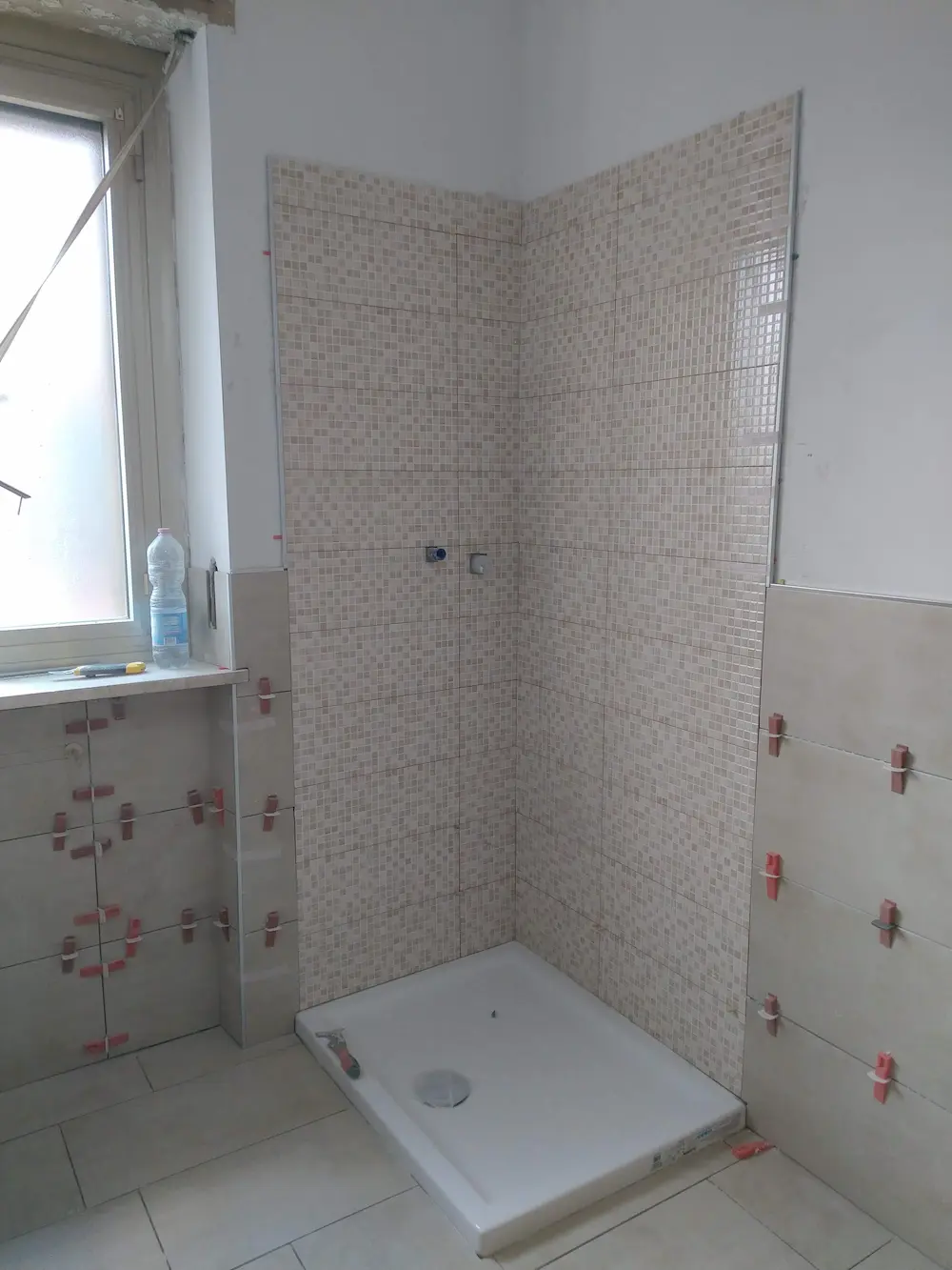 Posa marmi a parete bagno