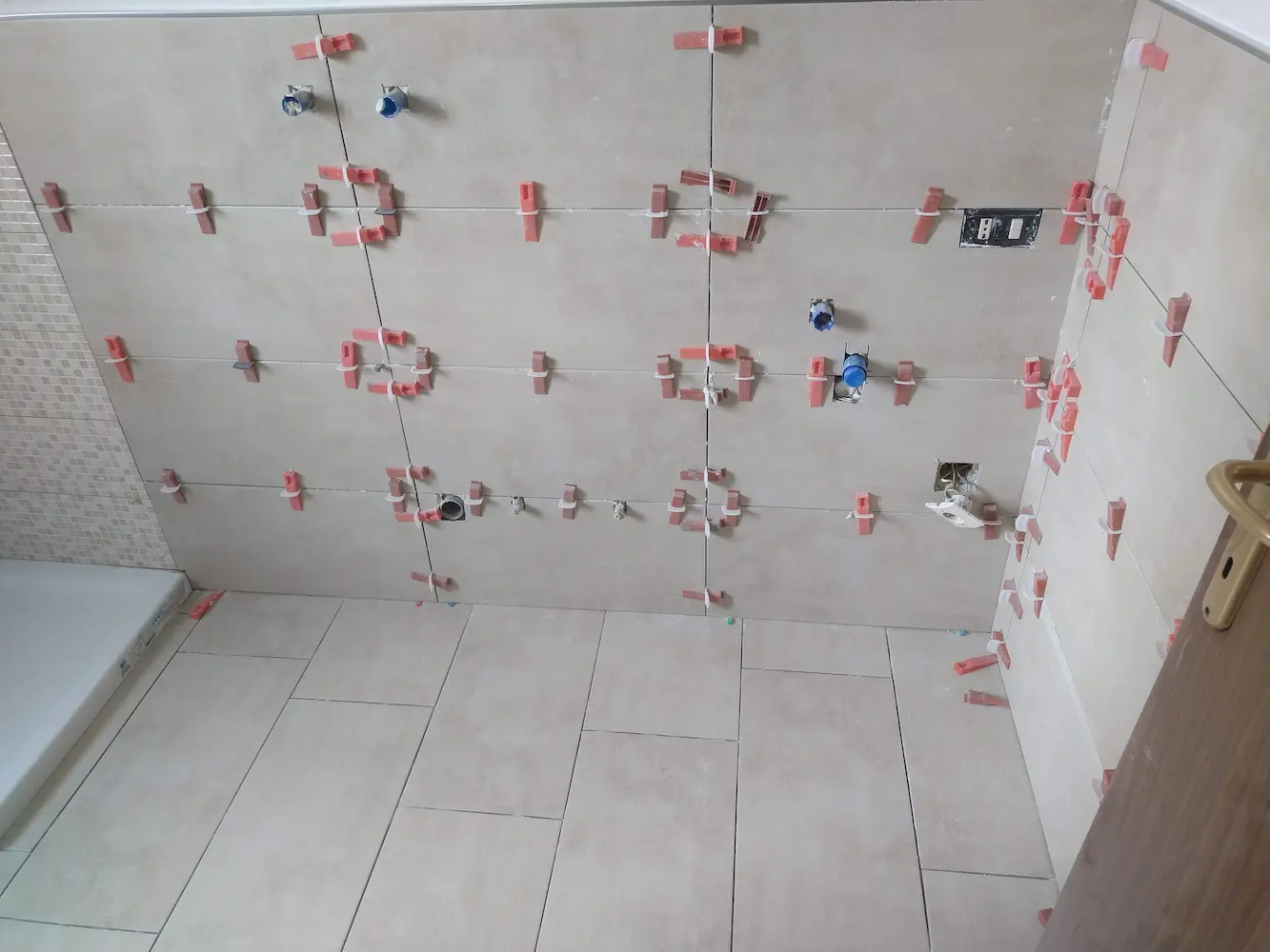 Posa marmi a parete bagno