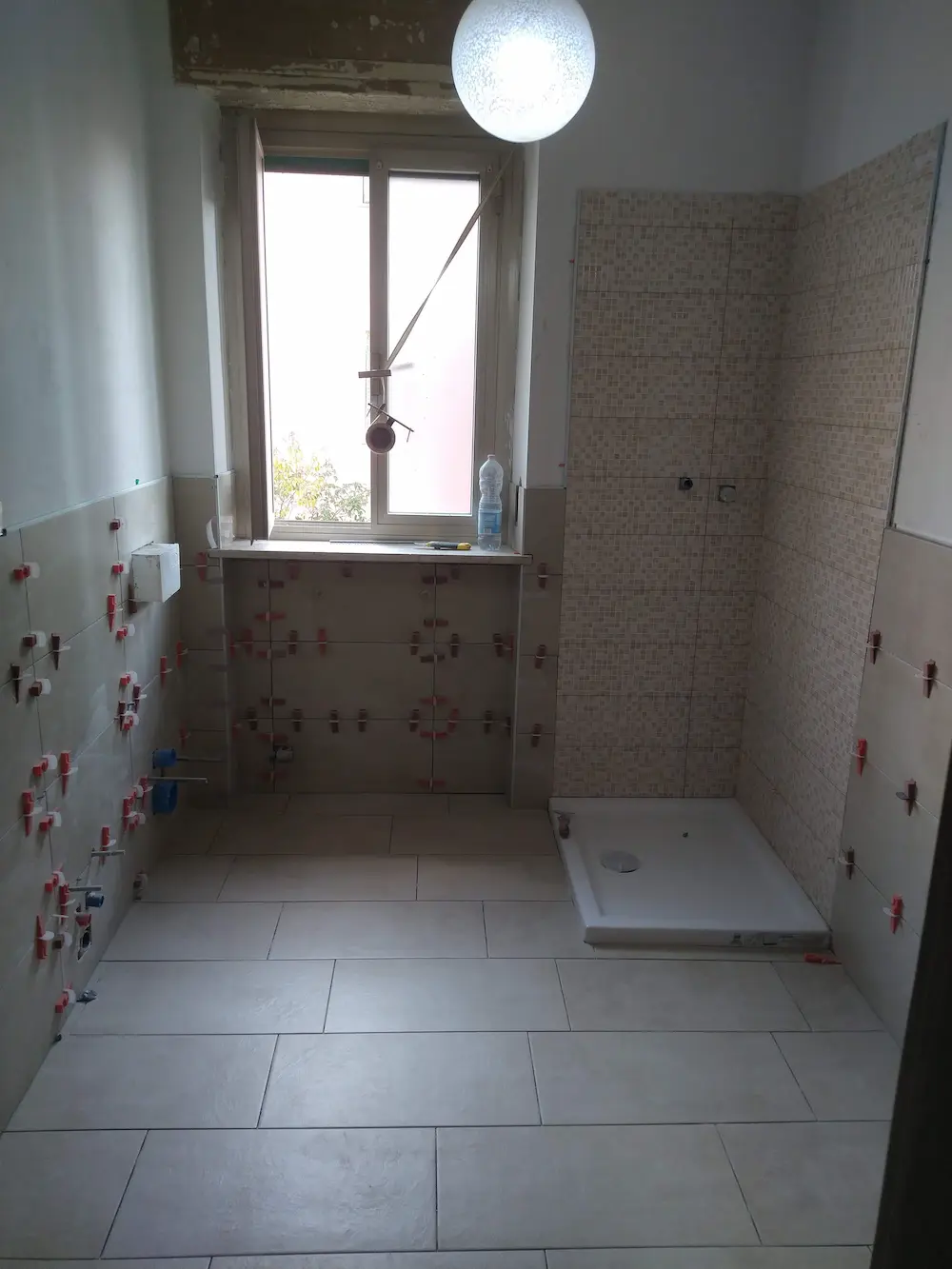 Posa marmi a parete bagno