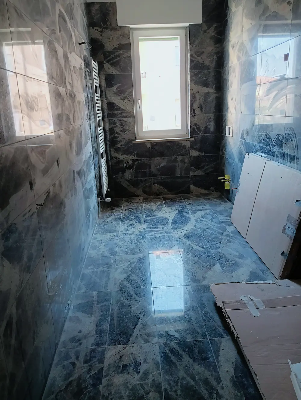 Posa marmi in bagni di una struttura ricettiva