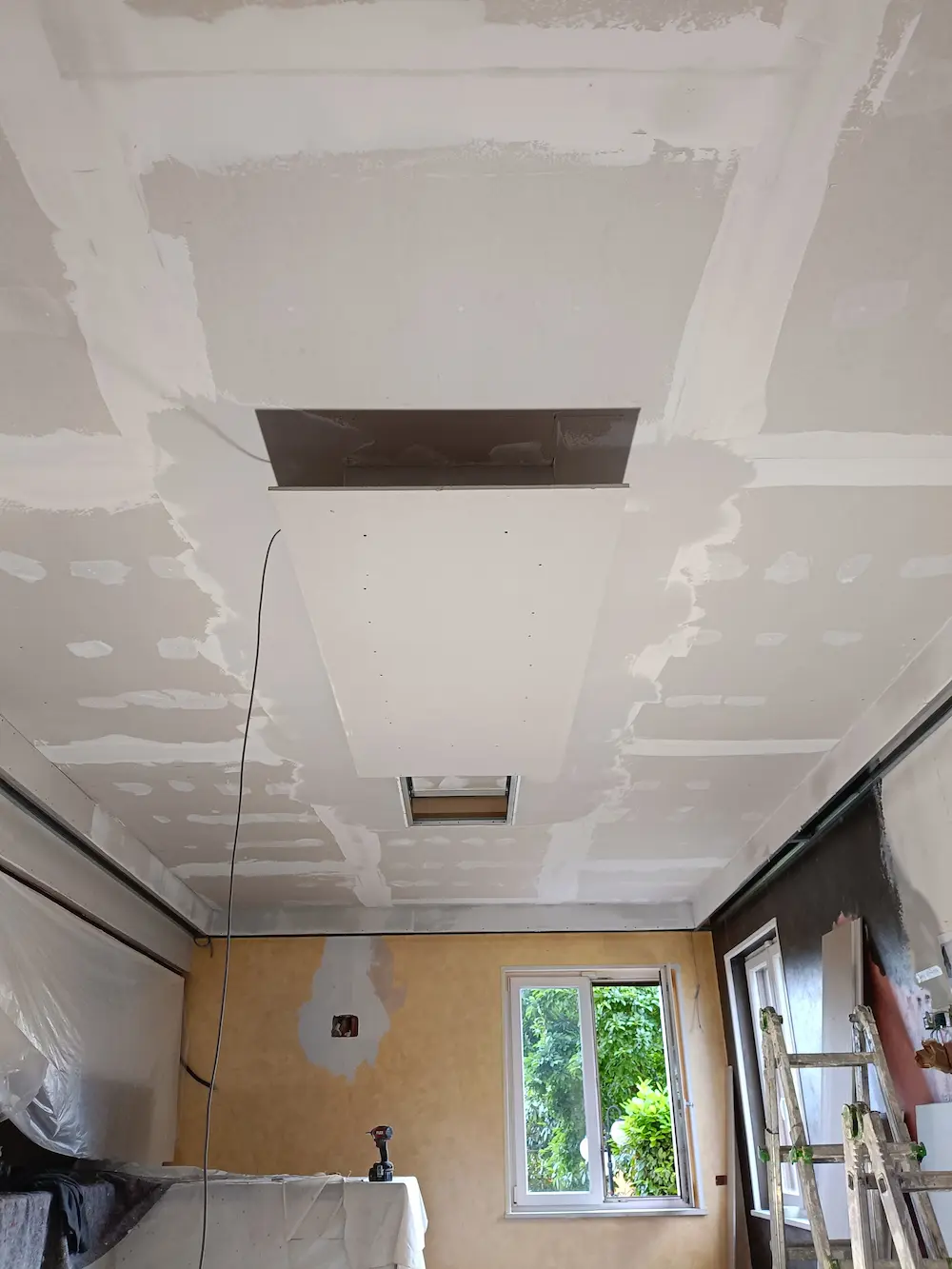 Struttura in cartongesso per illuminazione isola cucina