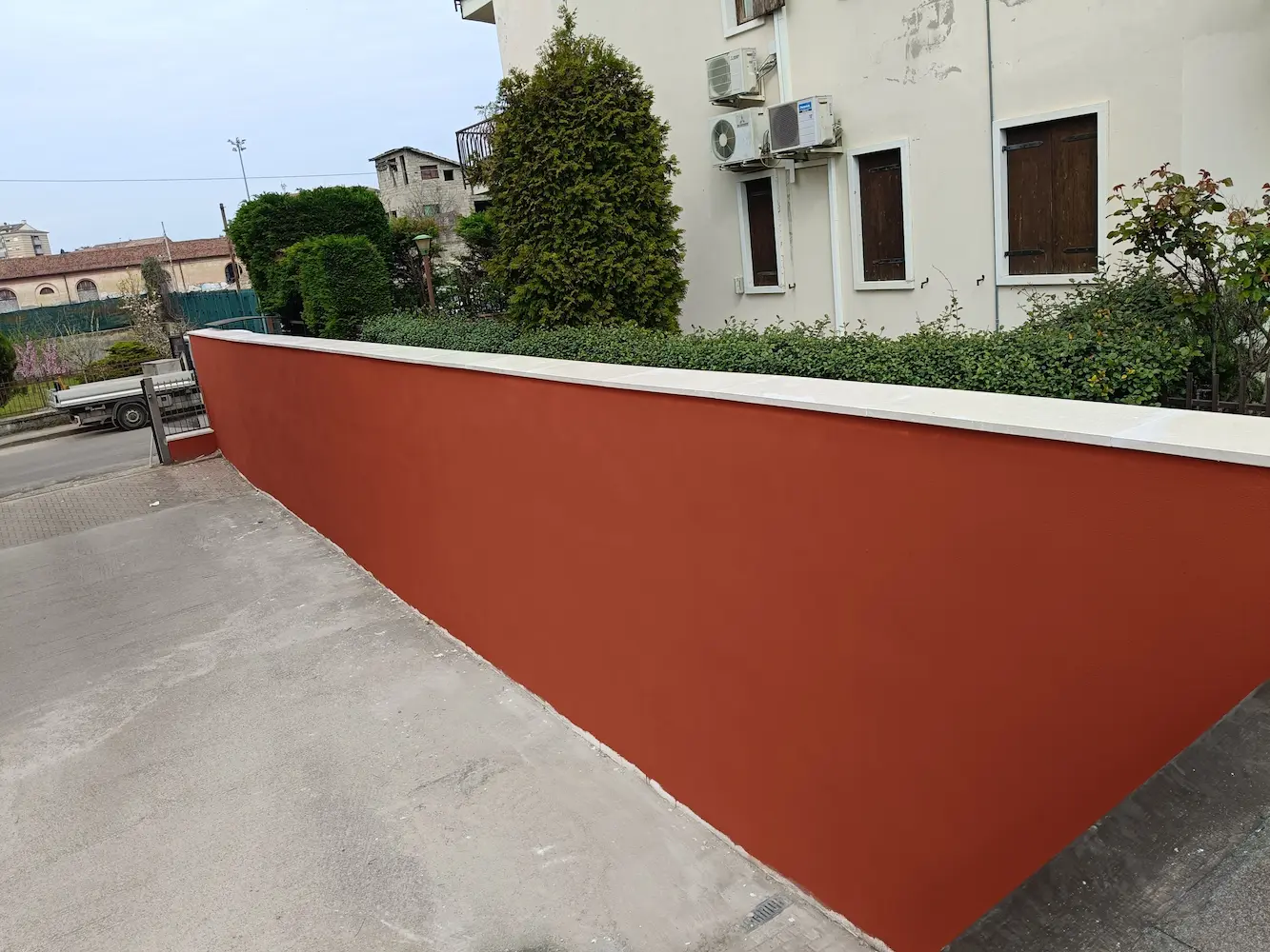 Tinteggiatura esterna edificio