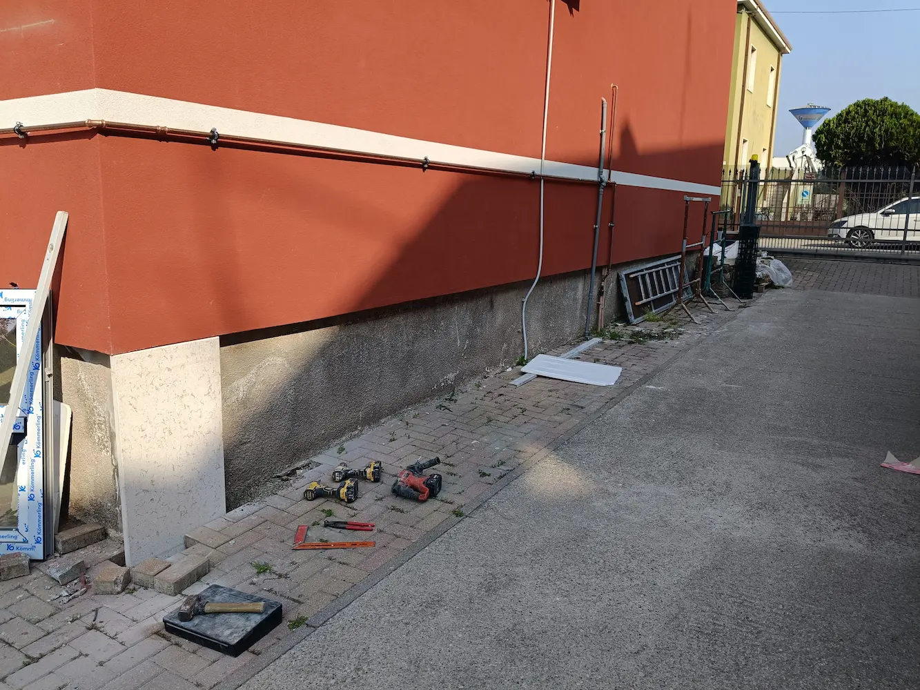 Tinteggiatura esterna edificio