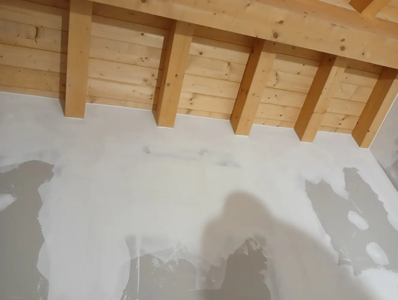 Tinteggiatura su pareti con soffitto in legno a vista