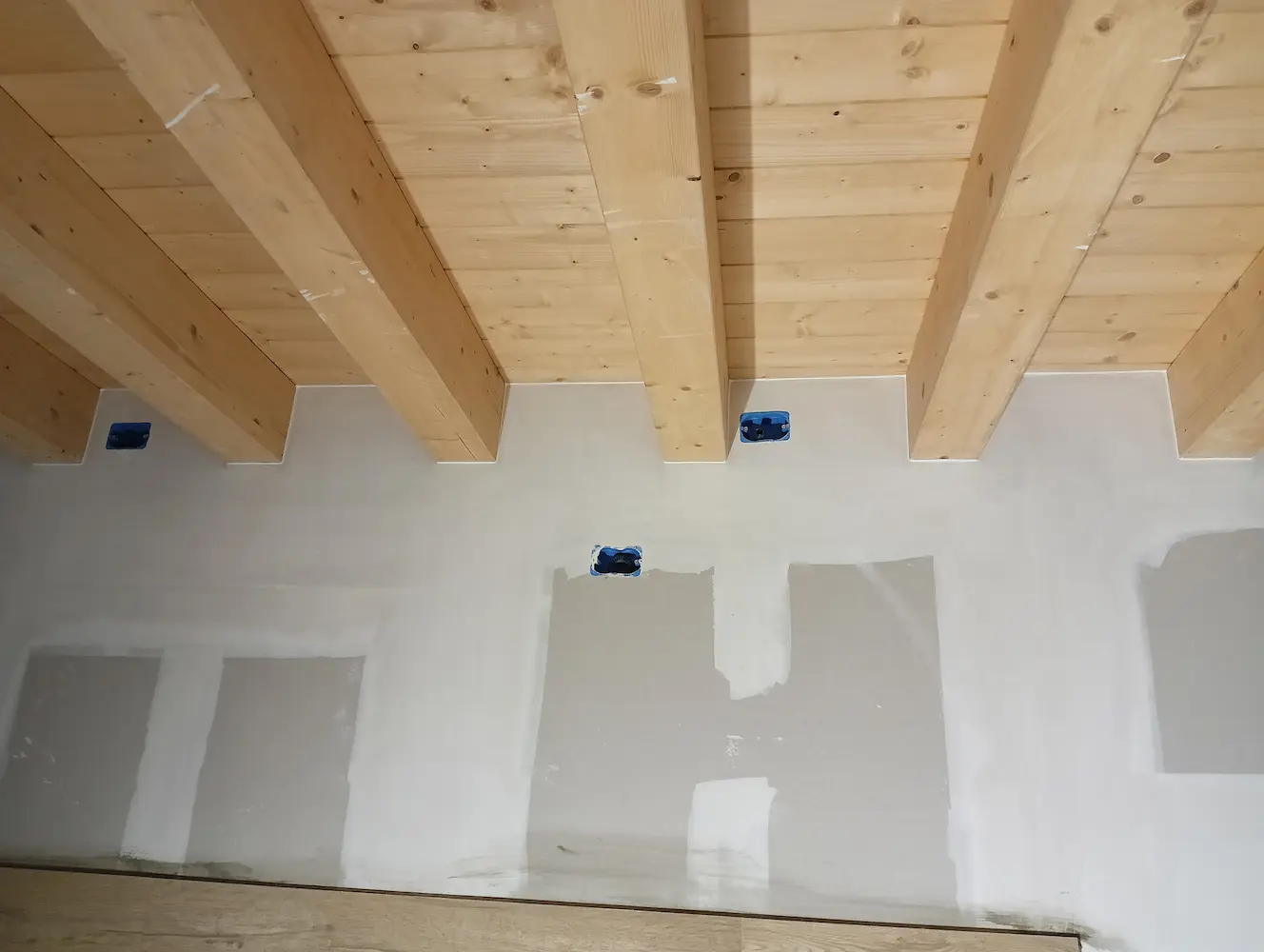 Tinteggiatura su pareti con soffitto in legno a vista