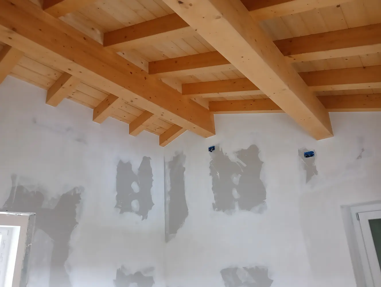 Tinteggiatura su pareti con soffitto in legno a vista
