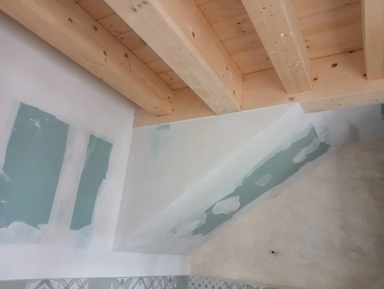 Tinteggiatura su pareti con soffitto in legno a vista