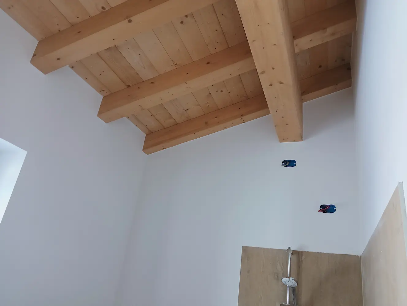 Tinteggiatura su pareti con soffitto in legno a vista