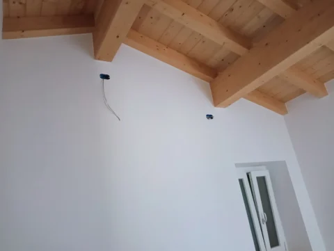 Tinteggiatura su pareti con soffitto in legno a vista