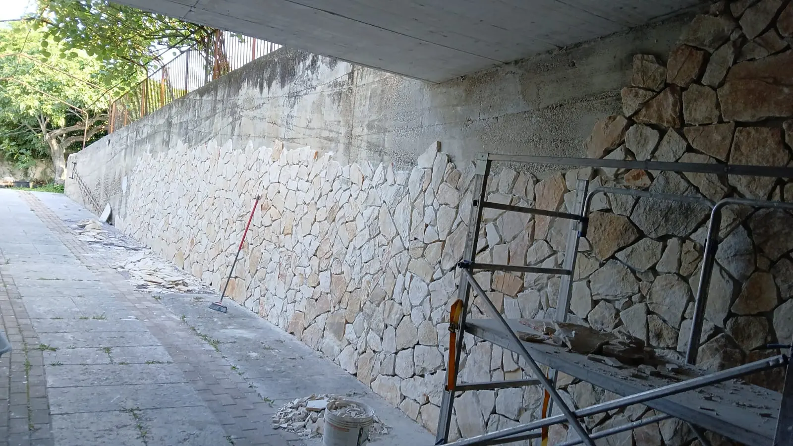 Opere in pietra naturale per villa a Bardolino