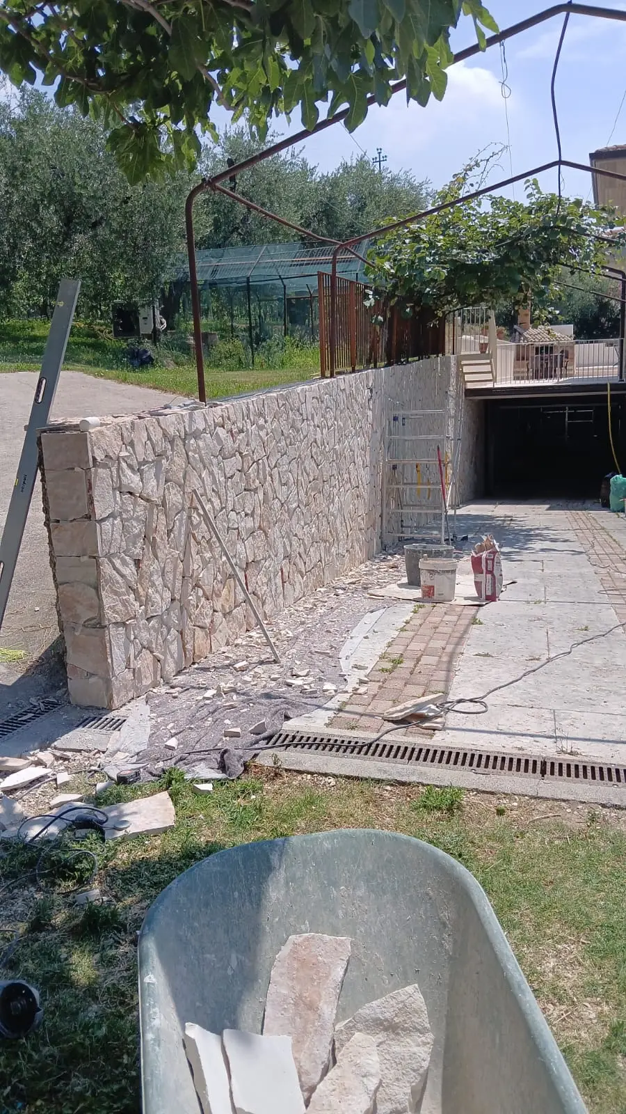 Opere in pietra naturale per villa a Bardolino
