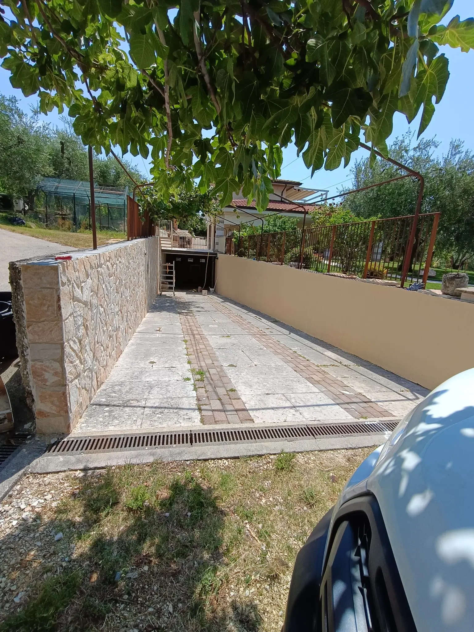 Opere in pietra naturale per villa a Bardolino